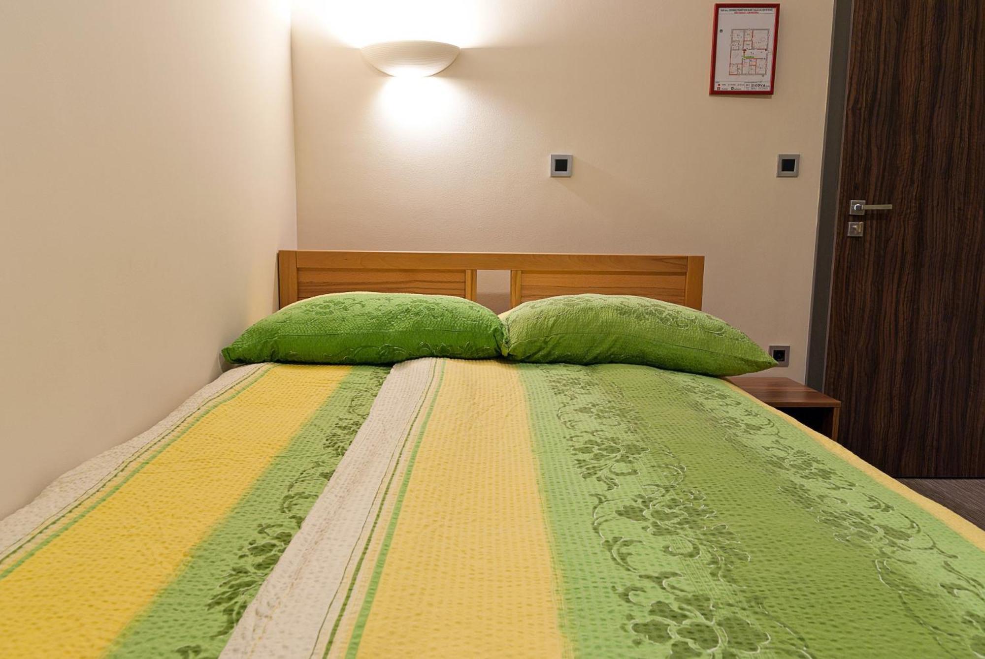 Petrovče Hostel Plus Caffe מראה חיצוני תמונה